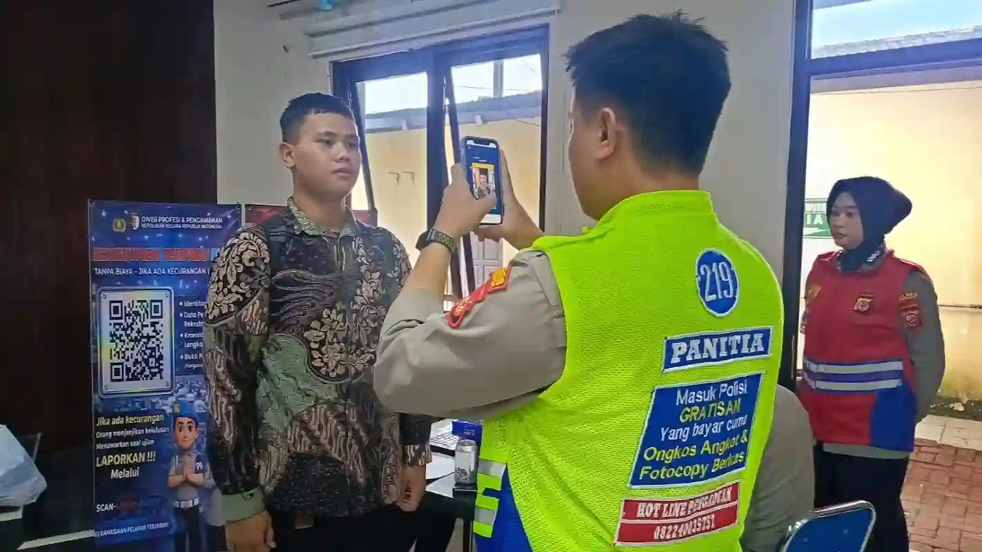 Pemeriksaan administrasi awal penerimaan Polri 2026 di Polres Purwakarta.