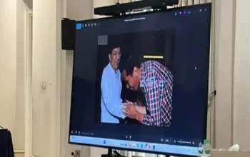 Jusuf Kalla tunjukkan foto Jokowi sungkem ucapkan terima kasih gubernur Jakarta