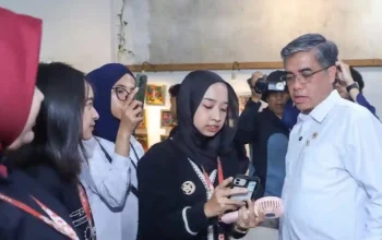 Menaker Yassierli tinjau MagangHub di startup ekonomi kreatif Semarang.