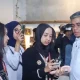 Menaker Yassierli tinjau MagangHub di startup ekonomi kreatif Semarang.