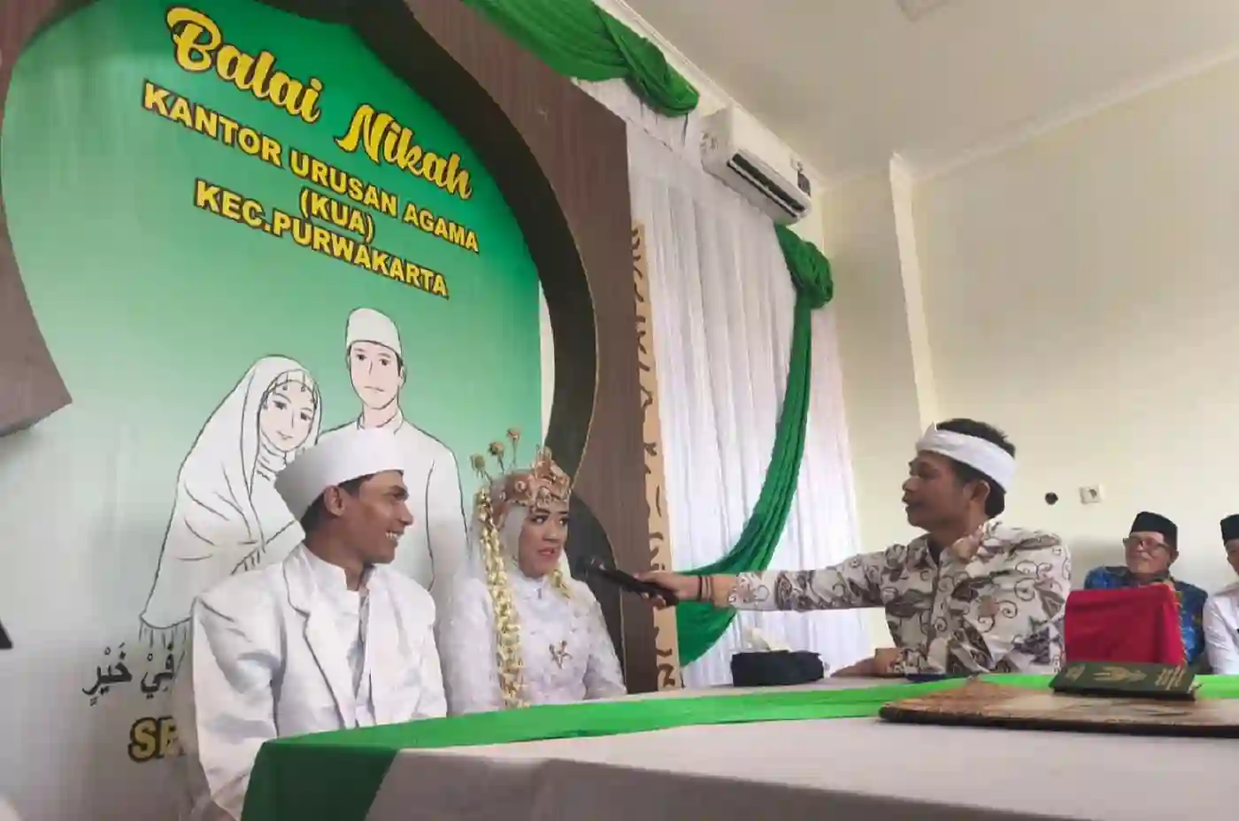 Om Zein sambut pengantin program nikah hemat KUA Purwakarta 2026