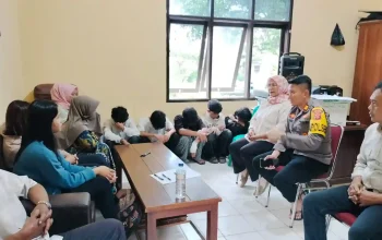 Pelaku tawuran di Purwakarta menangis saat diamankan di Polsek Sukatani.