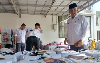 Pemeriksaan koper jemaah haji Purwakarta kloter 12 KJT di Kantor Kemenhaj, 27 April 2026