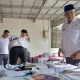 Pemeriksaan koper jemaah haji Purwakarta kloter 12 KJT di Kantor Kemenhaj, 27 April 2026