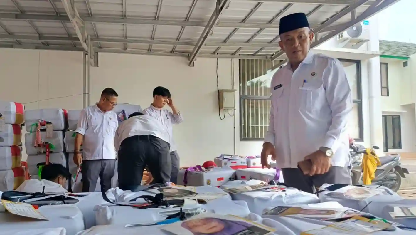 Pemeriksaan koper jemaah haji Purwakarta kloter 12 KJT di Kantor Kemenhaj, 27 April 2026