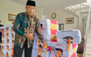 Koper jamaah haji Purwakarta dengan penanda boneka dan foto raksasa di Kantor Kemenhaj