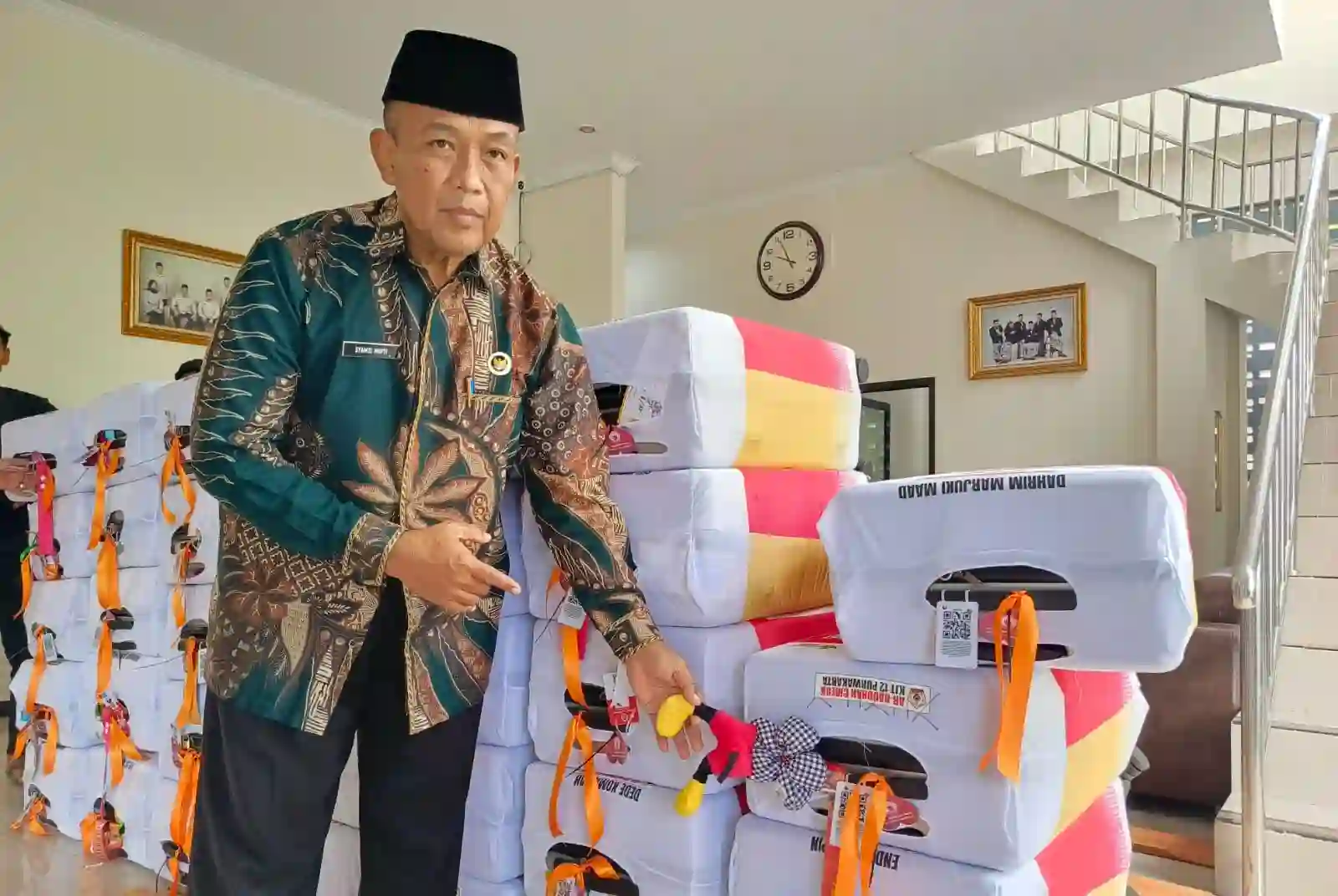 Koper jamaah haji Purwakarta dengan penanda boneka dan foto raksasa di Kantor Kemenhaj