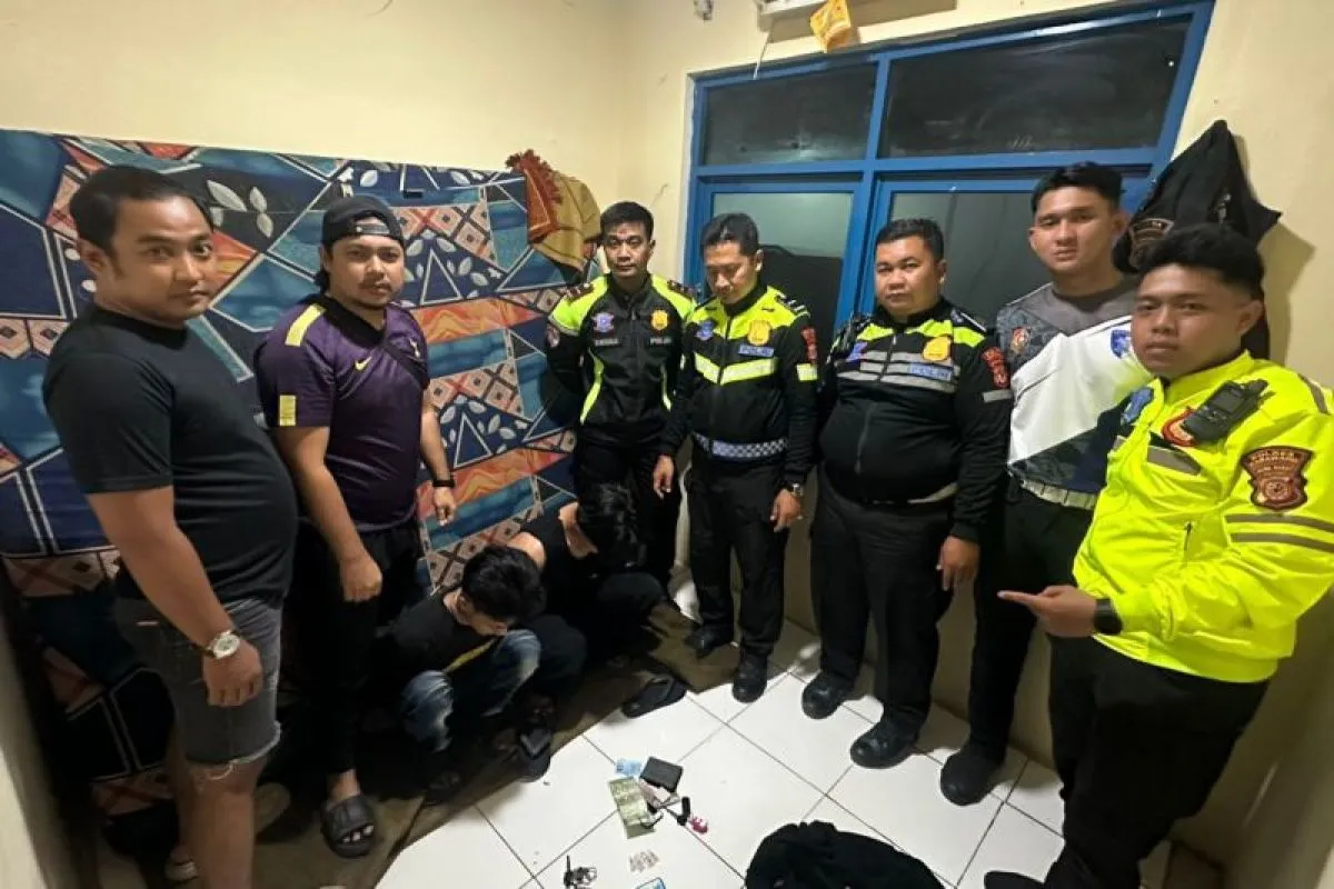 Pengedar sabu di Karawang tertangkap saat razia helm.