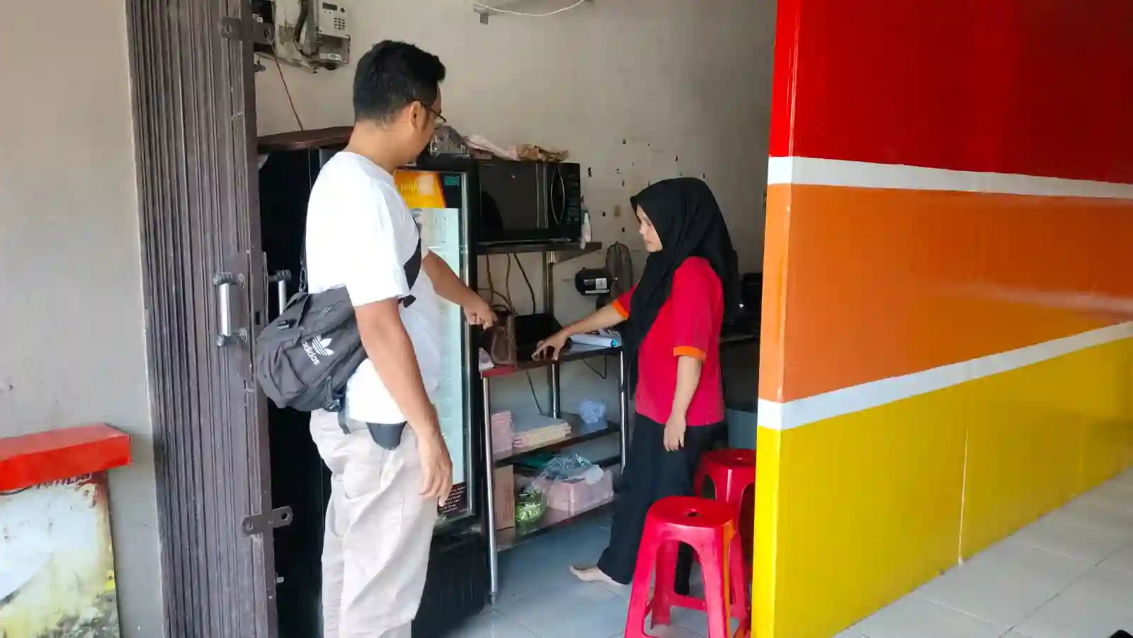 polisi selidiki dan buru pelaku pencurian gerai ayam goreng purwakarta