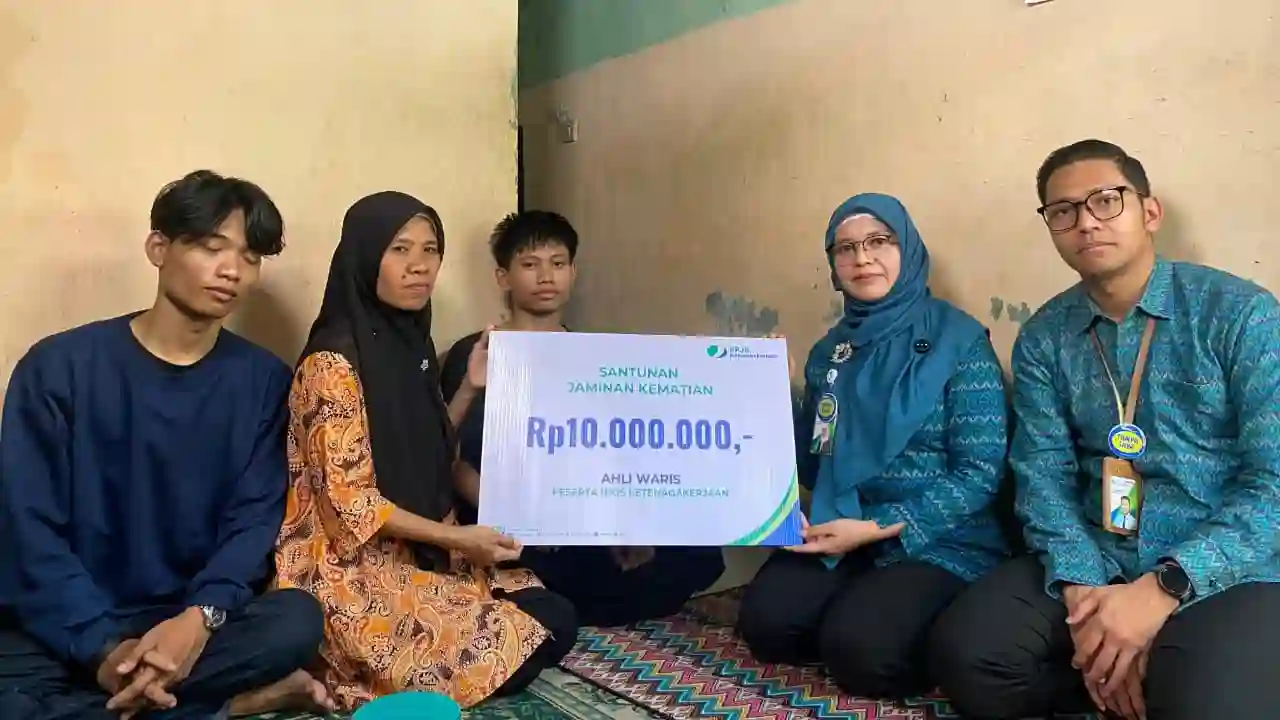 Keluarga ojol Maxim Depok terima Santunan Kematian BPJS Ketenagakerjaan dari Program KDM atau Gubernur Jabar Dedi Mulyadi