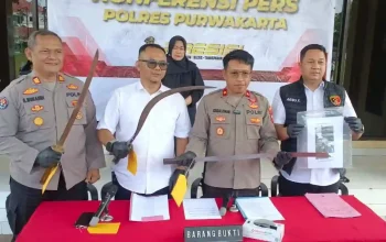 Polisi Purwakarta amankan senjata tajam hasil tawuran pelajar untuk konten medsos.