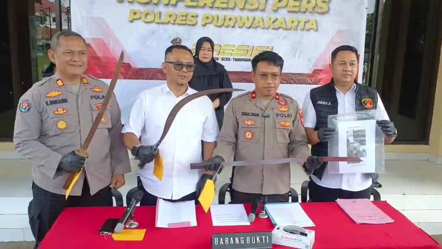 Polisi Purwakarta amankan senjata tajam hasil tawuran pelajar untuk konten medsos.