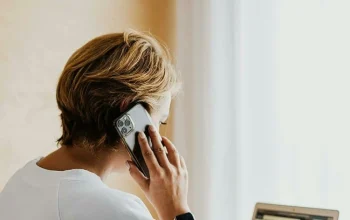 Bahaya modus penipuan call hening dan risiko suara direkam saat angkat telepon misterius.