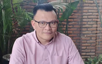 Pengacara Roni Sonbay Fransisco Bessi usai diperiksa Kejati NTT