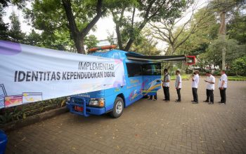 Suasana layanan Drive Thru Disdukcapil Bandung yang kini semakin ringkas berkat integrasi sistem digital