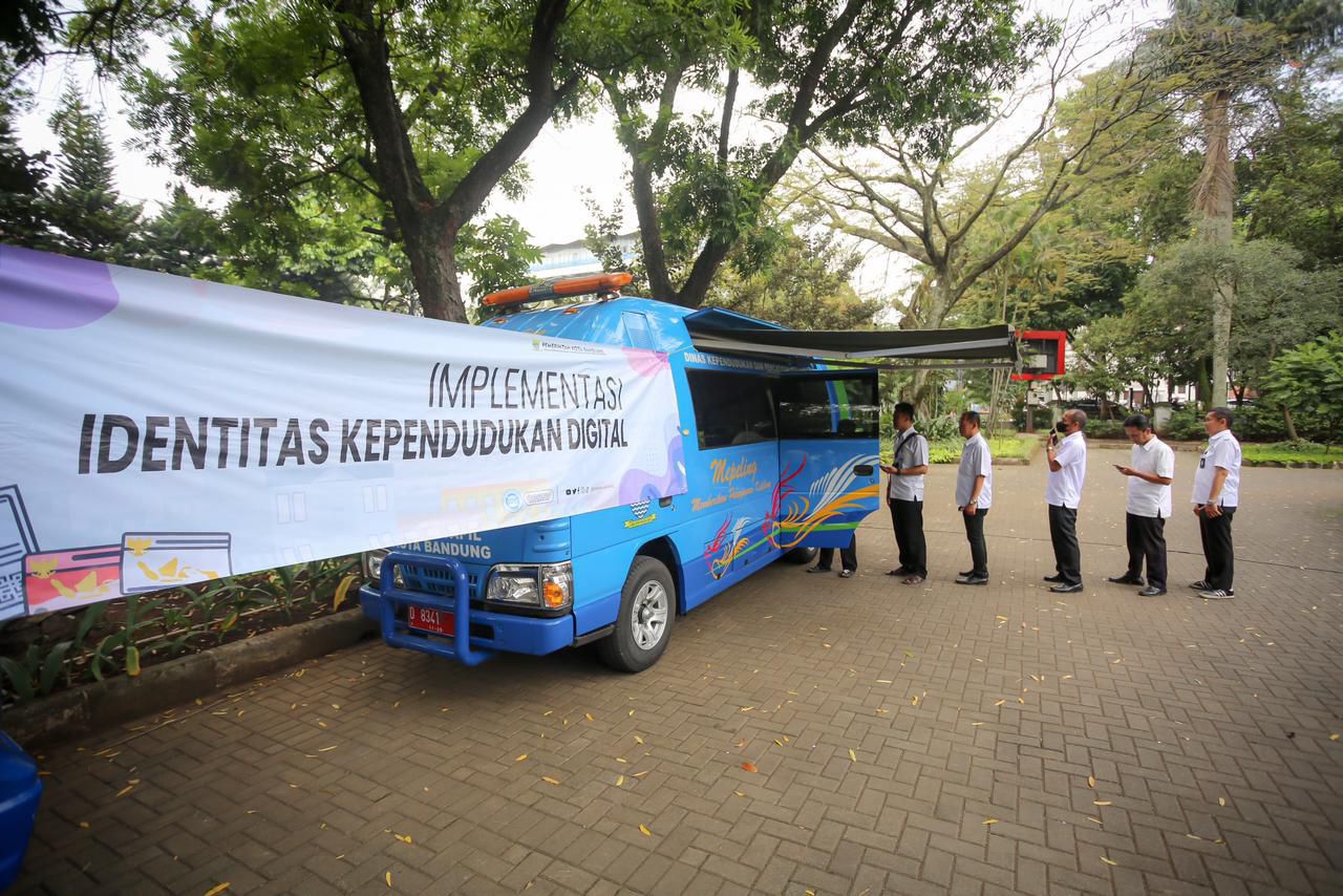 Suasana layanan Drive Thru Disdukcapil Bandung yang kini semakin ringkas berkat integrasi sistem digital
