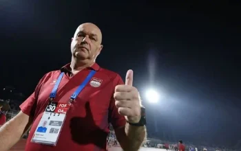Pelatih Persib Bojan Hodak tampak tegang di pinggir lapangan Stadion Sumpah Pemuda.