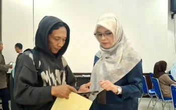 Kepala Kanwil BPJS Ketenagakerjaan Jawa Barat Kunto Wibowo saat sosialisasi diskon iuran 50 persen bagi pekerja informal 2026