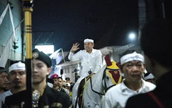 Dedi Mulyadi naik kuda putih kawal Mahkota Binokasih asli di Bandung