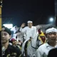 Dedi Mulyadi naik kuda putih kawal Mahkota Binokasih asli di Bandung