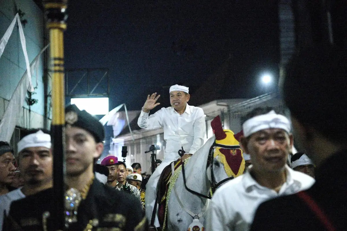 Dedi Mulyadi naik kuda putih kawal Mahkota Binokasih asli di Bandung