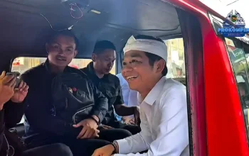 Momen Om Zein dan ASN Purwakarta naik kendaraan umum menuju kantor.