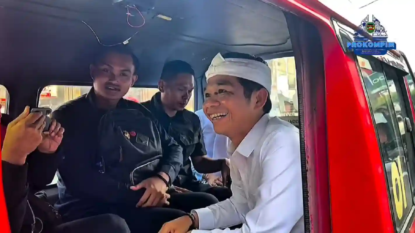 Momen Om Zein dan ASN Purwakarta naik kendaraan umum menuju kantor.