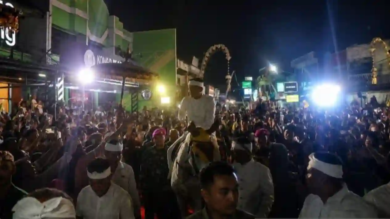 Dedi Mulyadi dan Bupati Aep Syaepuloh naik kuda di kirab Milangkala Tatar Sunda Karawang