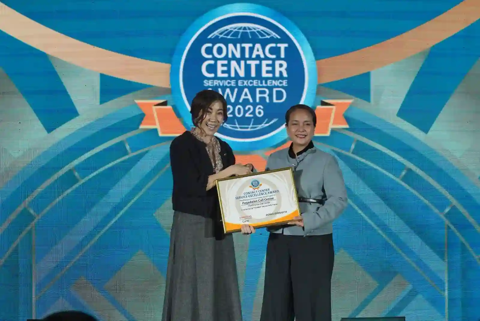 Rinny Amelia Hadjoh menerima Top CX Brand Award 2026 kategori Multifinance Call Center